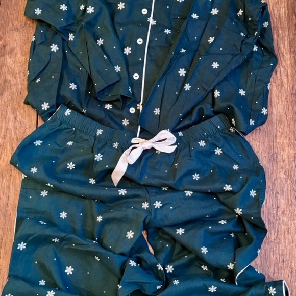 NWT Victoria’s Secret Holiday PJ Set Green with Snowflakes Size M - Picture 3 of 3